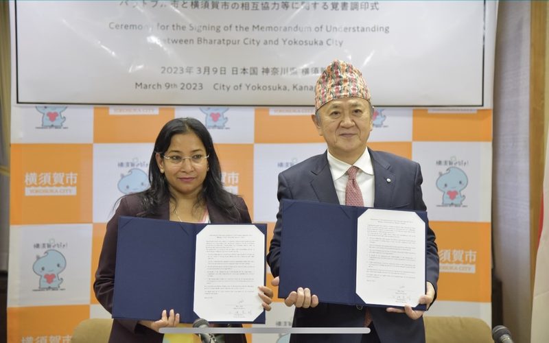 覚書を手にするレヌ・ダハル市長と上地克明市長（横須賀市役所、2023年3月9日）